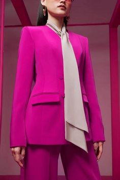 Fuchsia tone as the main color, the design is highly applicable when it is possible to be present in any event. Corporate Baddie, Collarless Blazer, Lapel Design, Mean Blvd, Be Present, Pink Tie, Midi Skirt Pencil, Breasted Blazer, Model Fits