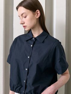 This is L’oiE’s button-up shirt that you can wear until midsummer. Made of cotton material, it's soft, sturdy, and comfortable to wear. It features back string detailing for versatile styling options and has seam details that add to its design.- It's a great item for daily wear.- You can pair it with various styles of bottoms to create different looks.- Its clean design allows it to easily match any outfit and add a touch of sophistication. Navy Cotton Shirt For Everyday, Navy Short Sleeve Blouse For Summer, Navy Casual Blouse With Relaxed Fit, Navy Collared Blouse For Summer, Navy Casual Relaxed Fit Blouse, Casual Navy Relaxed Fit Blouse, Navy Cotton Tops For Daywear, Casual Navy Short Sleeve Blouse, Navy Cotton Blouse For Work