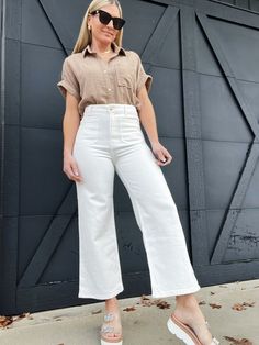 White Oversized Pants Outfit, Look Rich And Classy Outfit, White Pants Work Outfit Summer, Millenial Fashion 2024, High Rise Pants Outfit, How To Style White Pants, Wide Leg White Jeans Outfit, Off White Pants Outfit, Pantalon Blanco Outfit