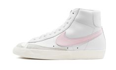 Blazer Mid '77 Vintage BQ6806 108 White Nike Preppy, Mid Blazer, Nike Mid, Blazer Shoes, Blazer 77, Light Pink Blazers, Drippy Fits, Blazer Mid 77 Vintage, Foams Shoes