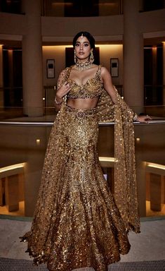 Jhanvi Kapoor Ambani Wedding, Janhvi Kapoor Ambani Wedding, Janhvi Kapoor In Saree, Radhika Merchant Saree, Outfits For Sangeet Indian Weddings, Heavy Lehenga Designs, Jhanvi Kapoor Lehenga, Sangeet Look For Bride, Janhvi Kapoor Lehenga