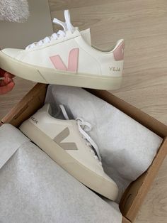 Veja Shoes Outfit, Clean Girl Shoes, Zapatillas Veja, Veja Shoes, Veja Sneakers, Looks Party, Girly Shoes, Shoe Inspo