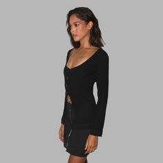 Le modèle féminin porte une taille S et mesure 1m75.
Matériau : Viscose, Polyester, Polyamide, Élasthanne Chest Design, Cutout Top, Cut Out Top, Female Model, Ruffle Top, Knit Top, Closet, How To Wear, Clothes