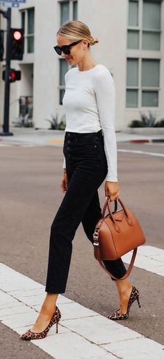 Pumps Outfit, Leopard Pumps, Chique Outfits, Fashion Jackson, White Long Sleeve Top, Mode Casual, Brown Bag, Business Outfit, Mode Inspo