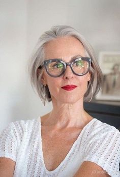 Come curare i capelli bianchi: tagli, trattamenti e makeup per averli belli Long Bob Gray Hair, Stylish Gray Hair, Short Layered Gray Hair, Short Bob Gray Hair, Chin Length Grey Hair, Chin Length Gray Hair, Grey Lob Haircut, Short Gray Bob, Gray Hair Bob