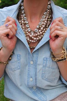 Denim And Pearls, Chique Outfit, Denim And Diamonds, Stylish Jewelry, Blue Shirt, Look Fashion, Casual Chic