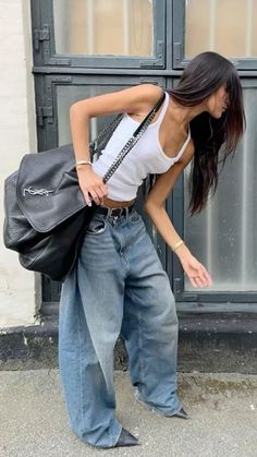 Outfits W Jeans, Oversized Jeans Outfit, Coat Fall Outfit, Kitten Heels Outfit, Style Kendall Jenner, Devon Lee Carlson, Trench Coat Fall, Hailey Bieber Style, Prada Fashion