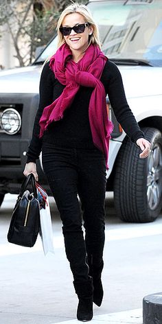 Pink Scarf Outfit, Colorful Scarf Outfit, Scarf Outfit Winter, Reese Witherspoon Style, Perfect Winter Outfit, Walking Down The Street, Classy Winter Outfits, Woman Walking, Scarf Outfit