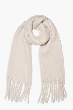 Scarf Aesthetic, Cute Scarfs, Autumn Fits, Chunky Scarves, White Scarves, Fringe Scarf, Birthday Wishlist