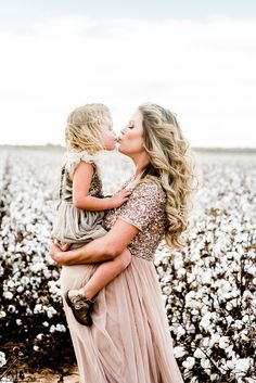 Cotton Field Maternity Photos Spring Maternity Photos, Boho Maternity Photos, Maternity Photography Family, Blogger Outfit Inspiration, Maternity Photo Outfits, Holiday Pics, Family Maternity Photos, Maternity Shoots