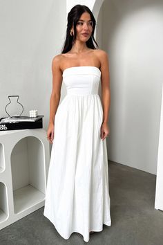 Make a statement in our Cornell Maxi Dress! This strapless beauty features a double lining for comfort, an invisible back zipper, side pockets and a flowy bottom - perfect for twirling on a summer's night! Put on your chunky sandals and get ready to show off your moves! FABRICATION: 60% Cotton / 40% Polyester SIZING: Crystal's height is 160cm/5'3 and wears a size AU 6 / US 2. Long Sundresses, Prom Inspo, Maxi Long Dress, Beauty Features, 2024 Spring Summer, Chunky Sandals, Flowy Maxi Dress, Solid Color Dress, High Quality Dress