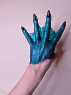 Русалочья рука с перепонками из жидкого латекса, спецэффекты Mermaid Prosthetic Makeup, Sfx Hand Makeup, Mermaid Fx Makeup, Pretty Sfx Makeup, Siren Sfx Makeup, Webbed Hands Mermaid, Theatrical Makeup Ideas, Mermaid Sfx Makeup, Sea Monster Makeup