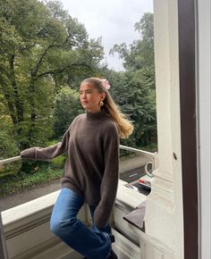 Matilda Djerf Style, Oversized Sweater Outfit, Matilda Djerf, Looks Street Style, Stockholm Fashion, Thanksgiving Outfit, Mode Inspo, Brown Sweater, Claw Clip