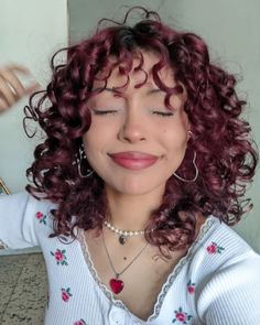 @lalalauriss on ig Cherry Red On Curly Hair, Cherry Red Hair Curly Short, Neapolitan Curly Hair, Fun Curly Hair Color, Cherry Red Hair Curly, Wine Red Curly Hair, Cherry Red Curly Hair