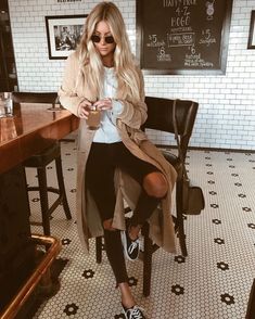 Black On Black Outfits, Salty Blonde, Looks Jeans, Look Adidas, Estilo Indie, Booties Outfit, Skandinavian Fashion, Pastel Outfit