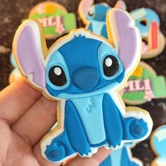 🌺 STITCH 🌺 Personaje que nunca pasa de moda ✨ . #pastaballina #cookiesdecoradas #cookies #stitch #pastadeazucar Stitch Cookies Royal Icing, Stitch Birthday Cookies, Stitch Cookies Decorated, Stitch Sugar Cookies, Stitch Treats, Lilo And Stitch Cookies, Baby Shower Stitch, Stitch Cookies, Stitch Party Ideas