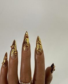 Jean Paul Gaultier Nails, Gold Nails Aesthetic, Egypt Nails, Nail Jewellery, Gold Stilletos Nails, Cleopatra Nails, Gold Nail, Aphrodite Nails, Baroque Nails