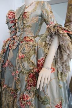 Era Victoria, Outlander Costumes, 1st June, 18th Century Dress, Rococo Fashion, 18th Century Costume, 18th Century Clothing, 18th Century Fashion, Century Clothing