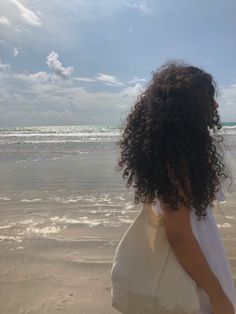 Indian Curly Hair Aesthetic, Curly Hair On Beach, Shadow Pictures Curly Hair, Curly Hair At Beach, Curly Beach Hairstyles, Curly Hair Pics, Beach Curly Hair, Curly Beach Hair, Indian Wavy Hair