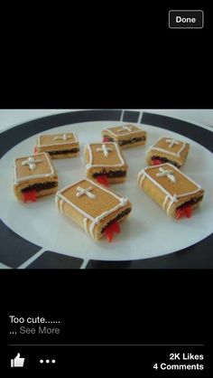 there are many cookies that have been made to look like caskets on the plate