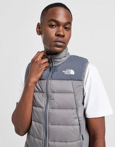 Exclusive to JD.When the weather keeps switching, this men's Synthetic Hybrid Gilet from The North Face has your back. In a Grey colourway, this full zip jacket is made from a blend of smooth and stretchy polyester knit on the side panels and a durable woven shell to the front and back. Packed with synthetic fill to keep your heat in, it features a raised collar and elastic binding on the trims. Finished with zip-fasten side pockets and the Simple Dome badge on the chest and back. Machine washable. | Our model is 6'3" with a 38" chest and wears a size medium. Nike React Vision, 270 Nike, Football Training, Back To School Shopping, Football Kits, Jd Sports, Football Boots, Outdoor Style, Adidas Nike