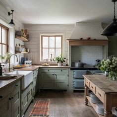 15 Modern Farmhouse Kitchen Inspirations to Transform Your Home Marble Kitchen Inspiration, Farmhouse Kitchen Inspiration, Shaker Style Cabinets, Modern Farmhouse Kitchen, Open Concept Layout, Wooden Ladder, Butcher Block Countertops, Modern Farmhouse Kitchens, Farmhouse Sink