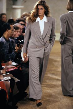 Young Cindy Crawford on the Runway [PHOTOS] – Footwear News Woman In Suit, Women In Suits, 90s Supermodels, Kaia Gerber