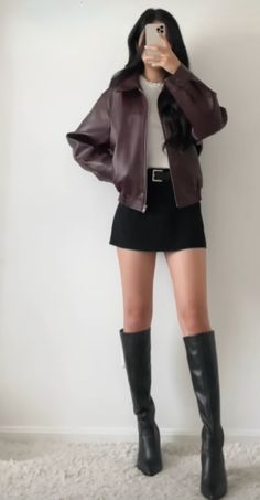 Winter Bars Outfit, Fashion Chic Outfits, All Black Outfit Winter Casual, Girly Leather Jacket Outfit, New York Leather Jacket Outfit, Cute Bar Hopping Outfit, Mixing Black And Brown Outfits, Skirts Outfits For Winter, Leather Jacket Dinner Outfit