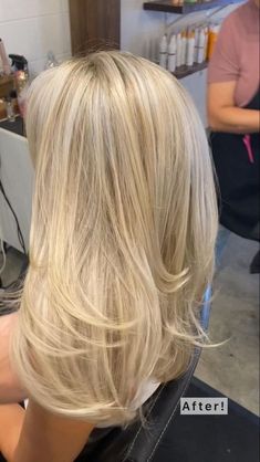 California Blonde Hair Sun Kissed, Bright Blonde Highlights, Round Layers, Blonde Hair Goals, Blonde Layered Hair, Perfect Blonde Hair, Bright Blonde Hair, Hair Styels, Summer Blonde Hair