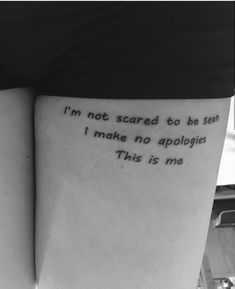 a woman with a tattoo saying i'm not scared to be seen, i make no approvings this is me