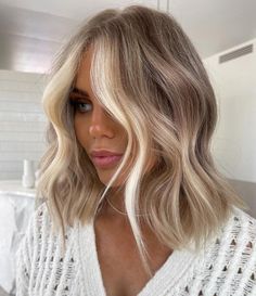 Relaxed Dark Blonde Lob Caramel Blonde Hair, Wavy Bangs, Rambut Brunette, Medium Blonde Hair, Dark Blonde Hair Color, Balayage Blonde, Gorgeous Hair Color, Dirty Blonde Hair, Honey Blonde Hair