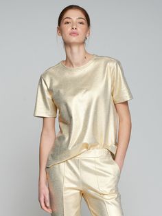 Golden t-shirt with round neck and short sleeves. Summer Soiree, Plain Design, Matching Dresses, Shirt Sale, Skirts For Sale, Sports Shirts, Sport Coat, Metallic Gold, Active Wear For Women