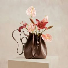 Purse Photography Ideas, Handbag Editorial Photography, Purse Editorial, Bag Editorial Photography, Bags Product Photography, Purse Photoshoot Ideas, Flowers In Bag