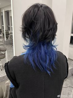 Jelly Fish Haircut Short Hair, Blue Shag Haircut, Blue Black Wolfcut, Wolfcut Blue Hair, Wolfcut With Blue Highlights, Partial Blue Hair, Short Hair Jellyfish Cut, Jelly Fish Haircut Curly Hair, Jellyfish Bob Haircut