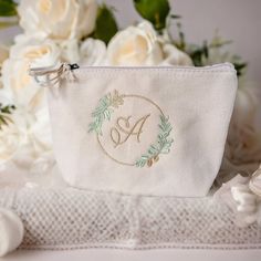 Handcrafted women's beauty bag embroidered with floral motif and customizable initial or name. The purse is made of 100% natural organic cotton fabric 407gr/m2. Gifted. With metal zip. The total size is 19 x 11.5 x 7 cm. The clutch bag is useful for containing essentials, it is practical and can easily be carried in your handbag. It is a bag to contain the make-up needed for outings, travel kit cosmetics or to contain emergency make-up for brides or bridesmaids. It is an original case as a gift Luxury Embroidered Pouch As Gift, Beauty Case, Travel Kits, Embroidered Bag, Organic Cotton Fabric, Toiletry Storage, Beauty Bag, Floral Motif, Cosmetic Bag