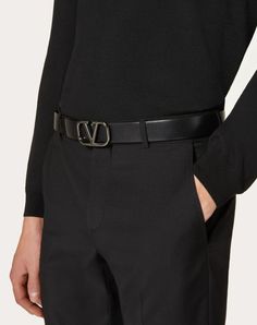 Valentino Garavani VLogo Signature belt in calfskin leather. - Ruthenium-finish hardware - VLogo Signature buckle - Dimensions: W30 mm / 1.2 in. - Made in Italy Valentino Belt, Belt For Men, Men Belt, Valentino Men, Italian Fashion Designers, Buckle Belt, Mens Belts, Valentino Garavani, Belt Buckles