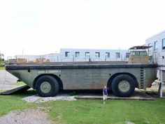 Beast on Wheels, the U.S. Army LARC from 1952, (Lighter Amphibious Resupply Cargo), capable of carrying a 60-ton tank. Gross weight fully loaded: 319,000 pounds. One GMC 265-hp marine diesel engine powered each of the LARC-60's nine-and-a-half foot tall Firestone tires. The same four engines were used to drive two propellers in the rear via a transfer transmission. The 17-foot tall, 63-foot long LARC can travel at 20 mph on land and 7 mph in the water. Marine Diesel Engine, Firestone Tires, Amphibious Vehicle, Hors Route, Popular Mechanics, Expedition Vehicle, Inventors