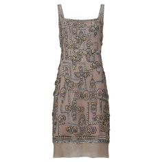 Late 1990s to 2000s Lindka Cierach couture beaded dress which takes some of its inspiration from the Art Deco and flapper style dresses of the early 1920s, with a distinctly modern flair. It has a lovely weight to it, reflective of both its quality and the two layers of silk satin underlay, which make it extra comfortable for the wearer. The exterior is made up of a beautiful mink/taupe shade of silk chiffon with beaded overlay, in tones of silver, champagne and gold. The beading arrangements fe Art Deco Outfit Modern, Art Deco Outfit, Color Vison, Flapper Style Dresses, Flapper Style, Catherine Zeta Jones, Helen Mirren, Estilo Art Deco, Style Dresses