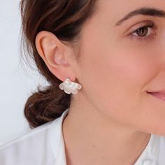 Add a touch of elegance to any ensemble with our Dainty Flower Earrings with Freshwater Pearl. Perfect for weddings and bridesmaids, these chunky daisy flower earrings combine delicate floral design with the timeless beauty of freshwater pearls. Whether for a special occasion or as a thoughtful gift for her, these earrings are sure to be cherished and admired. The natural variations in the pearls ensure each pair is unique, adding to their charm and appeal. Enhance your jewelry collection with these exquisite earrings that effortlessly blend sophistication and style. DETAILED DESCRIPTION// Material: Brass (sterling silver post) Finish: 18 White gold Earrings Size:26*20mm Sold in pairs Niquel free Find more information about the necklace: https://www.etsy.com/listing/1734435194 //OUR COMMIT Feminine Pearl White Bridal Earrings, Elegant White Earrings For Mother's Day, Elegant Flower Earrings For Mother's Day, Feminine White Flower Earrings With Pearl Drop, Elegant Handmade Flower Earrings, Delicate Flower Earrings For Mother's Day Anniversary, Elegant Flower Earrings For Mother's Day Anniversary, Flower Shaped Pearl Earrings For Anniversary, Feminine Flower Earrings For Wedding