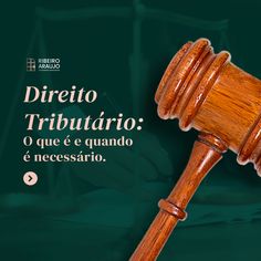 a wooden judge's hammer with the words direeto tributatrio o que e quando e necessario