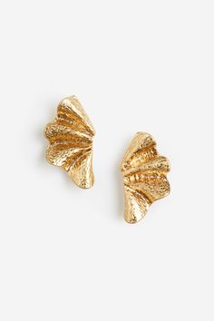 Wing-shaped earrings in metal. Elegant Metal Wing-shaped Earrings, Elegant Wing-shaped Metal Earrings, Accessories Jewelry Earrings, Women Accessories Jewelry, Ear Cuff, Gold Earrings, H&m, Women Accessories, Van