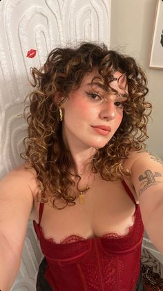 Curly Bangs Highlights, Arm Hair On Women, Curly Copper Highlights, Shaggy Curly Haircut, 2c Bangs, Fringe Bangs Curly Hair, Curly Hair Cuts 2c, Curly Blonde Hair Aesthetic, Short Layers Curly