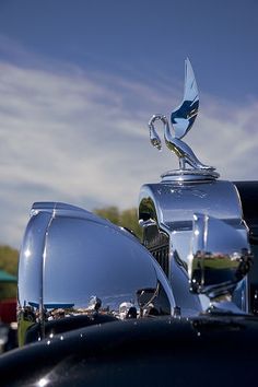 the hood ornament on an antique car