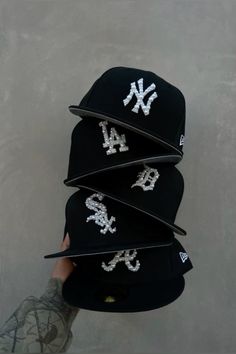 hats.la Yankees Hat Aesthetic, Snapback Hats Outfit, Custom New Era Hats, Denim Diy Clothes, Custom Fitted Hats, Ny Hat, Swag Hats, Streetwear Hats, Dope Hats