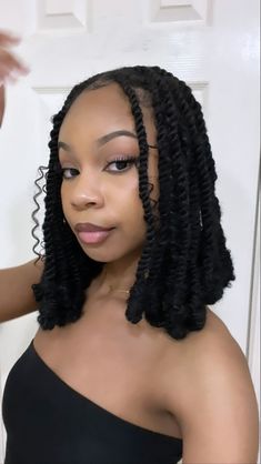 Cute Short Box Braids Hairstyles, Short Fulani Twist, Fulani Invisible Locs, Short Twist Braids Hairstyles Senegalese, Senegalese Twist Hairstyles Short, Short Island Twist With Curls, Shoulder Length Twists For Black Women, Bohemian Invisible Locs, Fulani Twists