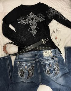 Grunge Y2k Outfits Aesthetic, 2000s Trashy Aesthetic, Y2k Outfits With Jeans, Miss Me Jean Outfits, Y2 K Outfit, Gothic Y2k Fashion, Grunge Outfits Jeans, Yk2 Aesthetic Outfits Grunge, Y2k Fashion Jeans