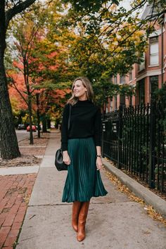 10 outfits rojos, elegantes y calientitos para Navidad | Mujer de 10 Green Skirt Outfits, Green Pleated Skirt, Rok Outfit, Chique Outfits, 가을 패션, Green Skirt, Looks Style, Mode Inspiration, Outfit Casual