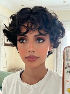 Creative Eye Makeup Hooded Eyes, Makeup Café, Makeup Eye Looks, Creative Makeup Looks, Curly Hair Cuts, Short Curly Hair, Pretty Makeup