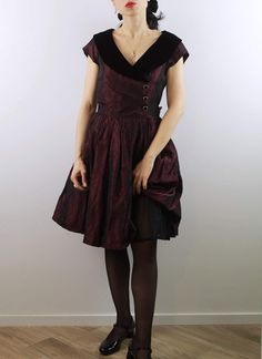 Beautiful vintage burgundi taffetà dress with tulle skirt. Black velvet collar and ribbons for a adorable back bow. Size 6-8 uk. Perfect conditions. All items are vintage and used. However they are all in good to excellent condition. Any defect is specified. Sometimes, small signs of use are to be considered normal. No exchanges and returns, but ask me everything you need! Formal Burgundy Velvet Dress, Vintage Satin Dress For Costume Party, Vintage Velvet Dress With Fitted Bodice, Vintage Formal Dress For Holidays, Vintage Fitted Velvet Dress, Fitted Vintage Velvet Dress, Vintage Burgundy Dress For Evening, Vintage Burgundy Evening Dress, Burgundy Vintage Evening Dress