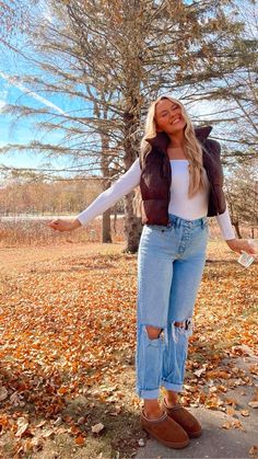 Thanksgiving Outfit Ideas That Will Make You the Star of the Dinner!🧡🍂 Step up your style game with this stunning Thanksgiving Outfit Ideas Women are obsessing over! Perfect for all your Fall Events, this look is the ultimate mix of chic and comfort. Not sure What To Wear Fall? Pair this outfit with Black Kitten Heels to elevate your look effortlessly. Whether you\'re attending an elegant Event Outfit gathering or keeping it relaxed with Lazy Day Outfits, this ensemble has you covered. Find m... Preppy Fall, Cold Outfits, Fall Fit, Looks Party, Cute Preppy Outfits